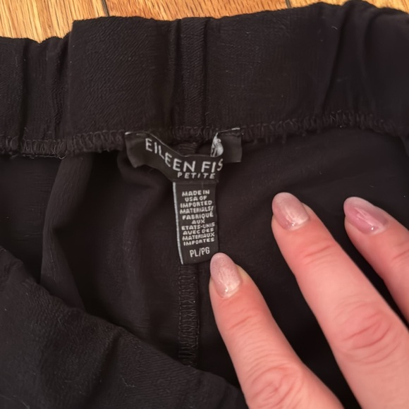 Black crepe Eileen fisher pull on pant - Picture 2 of 3